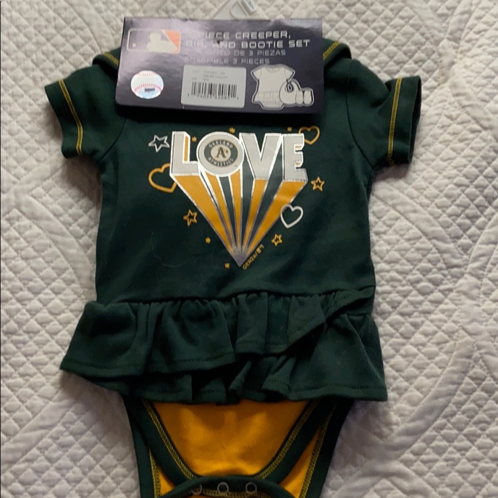 MLB Baby 3 piece creeped bib, and bootie set